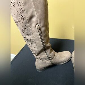MAYRA LADIES SIZE 6.5 BOOTS. LIGHT TAUPE IN COLOR  PERFORATED DESIGN ON BACK